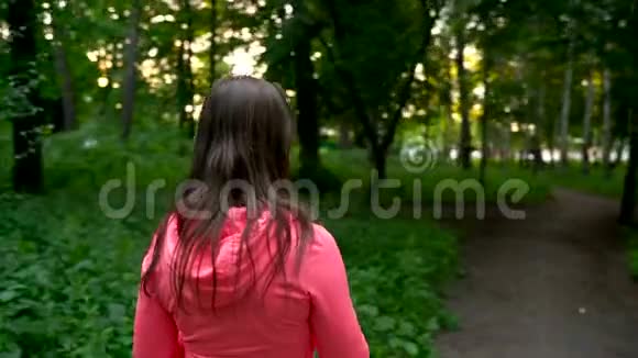 女人在森林里慢跑时喝水休息视频的预览图
