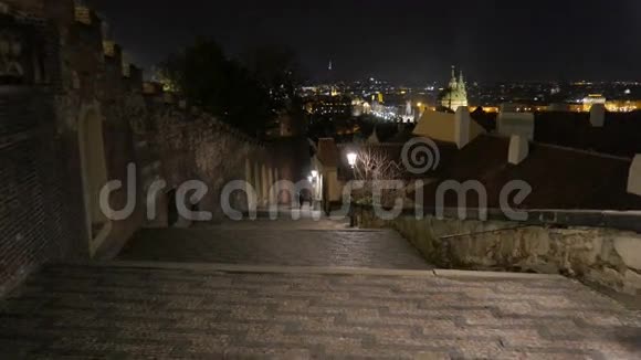 沿着布拉格城堡的夜景漫步视频的预览图