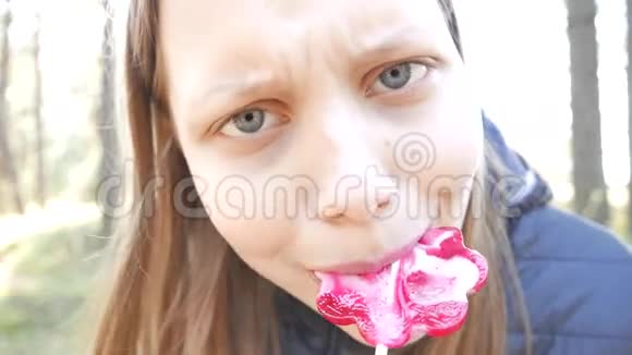 少女在吃大糖果视频的预览图