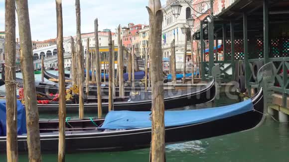 威尼斯里拉托桥附近的大运河景观视频的预览图