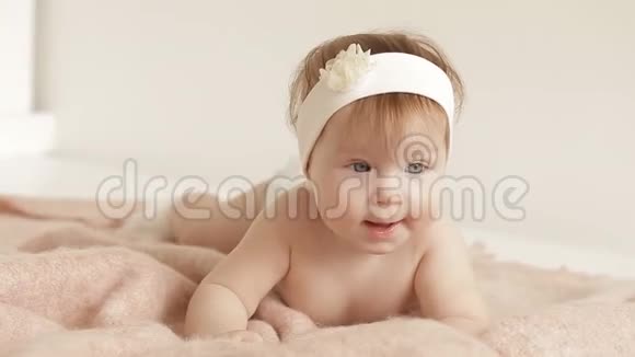 一个漂亮的女婴的肖像躺在床上的孩子视频的预览图