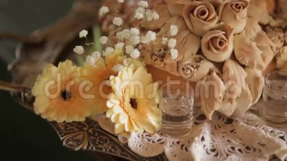 在婚礼派对的托盘里放着盖伯拉雏菊面包视频的预览图