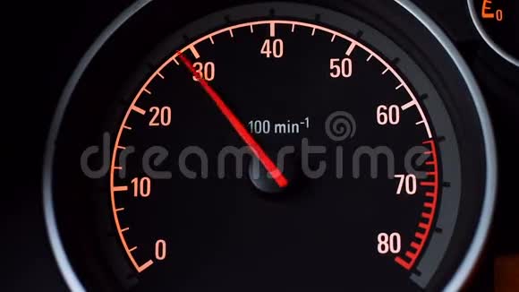 汽车转速表和运动指针在上面视频的预览图
