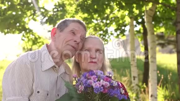 阳光公园里年迈的祖父母的肖像视频的预览图