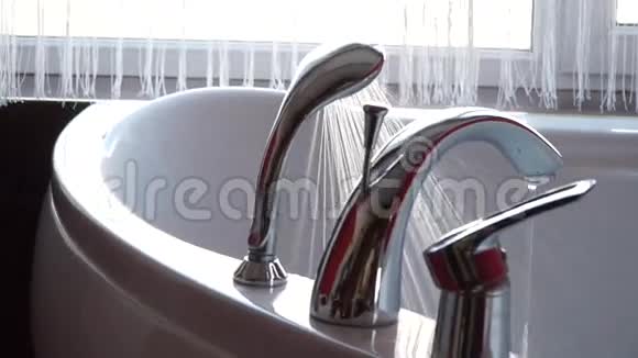自来水和淋浴用的按摩浴缸视频的预览图