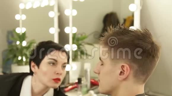 理发店理发师用电动剃须刀剪雄性头发女理发师用剪发器理发视频的预览图