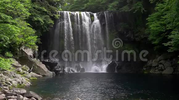 韩国济州岛Cheonjeyeon瀑布可循环电影院视频的预览图