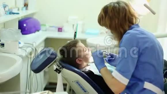 在牙齿检查过程中特写小孩视频的预览图