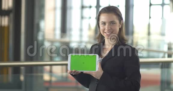 手持绿绿平板ipad的商务人士在办公室微笑视频的预览图