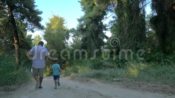 孙子和爷爷在树林里跑步视频的预览图