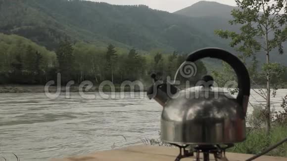 水壶在河底燃烧视频的预览图