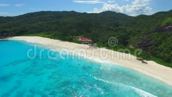 塞舌尔拉迪格岛热带海滩大安塞的空中景观视频的预览图