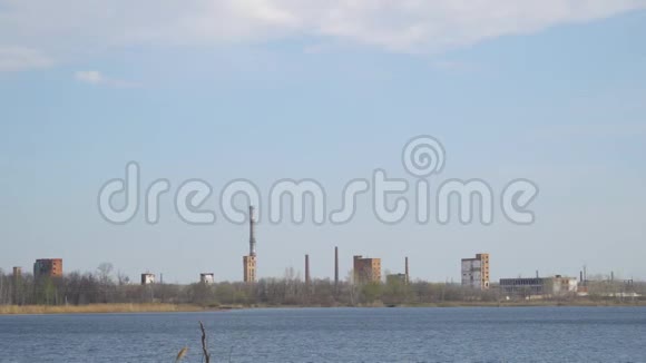 旧的废弃化工厂河岸上有烟囱视频的预览图