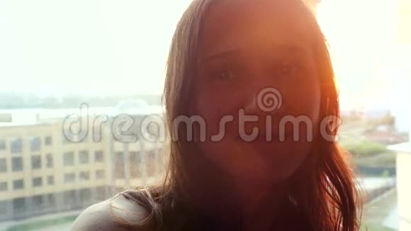 太阳落山时年轻的黑发女人美丽的脸3840x2160视频的预览图