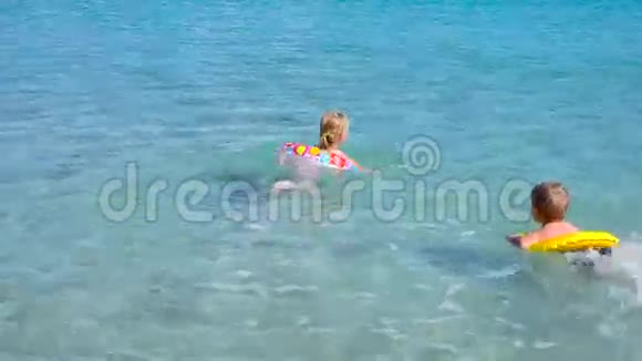 孩子们在美丽的热带海滩玩水视频的预览图
