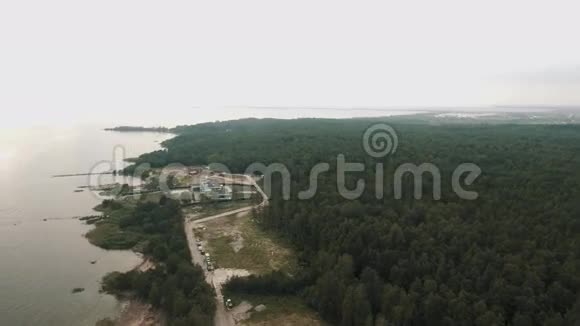 空中全景拍摄森林夏季海岸上的一座建筑视频的预览图
