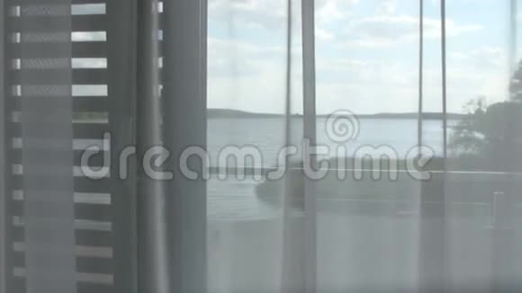 优雅的房间有壮观的夏季景色视频的预览图