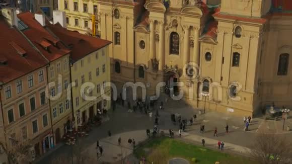 布拉格圣尼古拉斯教堂的空中拍摄视频的预览图