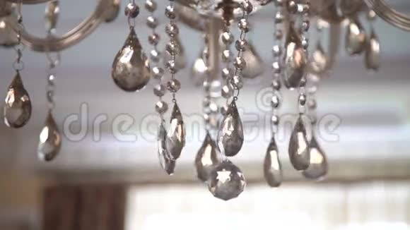 橱窗背景上经典吊灯的豪华水晶慢动作视频的预览图