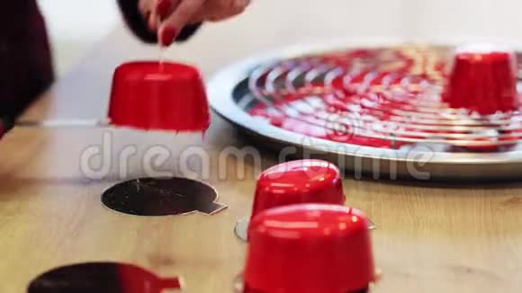 面点店提供镜面釉蛋糕的厨师视频的预览图