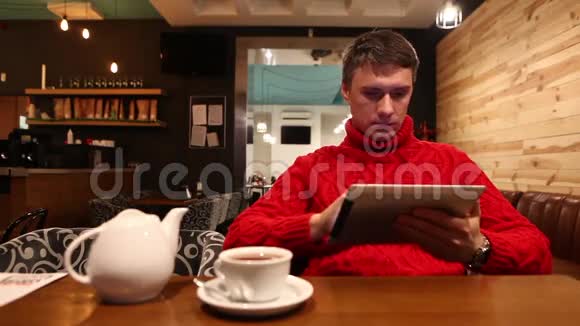 带着平板电脑的人在咖啡馆喝茶视频的预览图