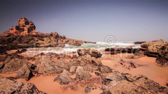 海浪拍打在海滩岩石上波浪撞击岩石海滩海潮视频的预览图