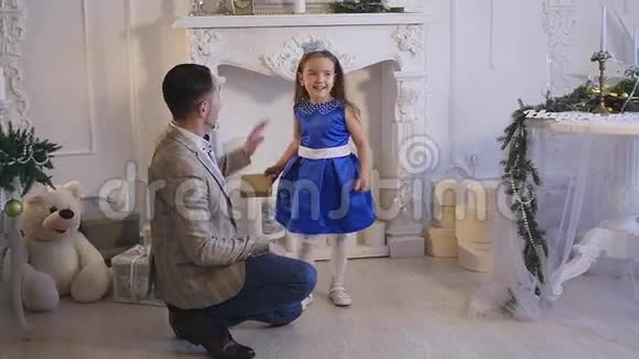 小女孩和她爸爸玩圣诞节主题视频的预览图
