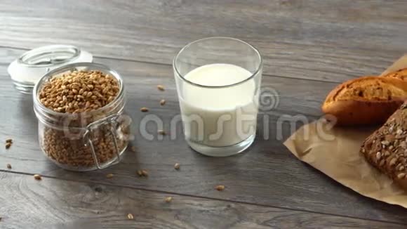 新鲜的自制面包牛奶和小麦谷物在一个乡村木制桌子上自然健康的饮食视频的预览图