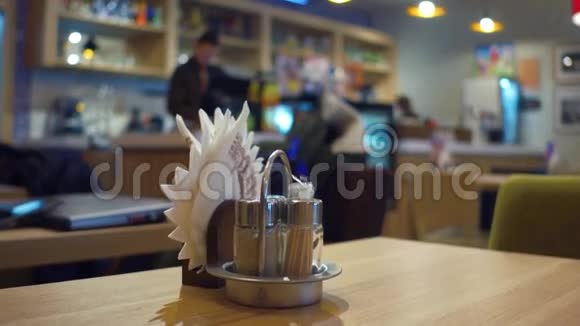 咖啡桌和餐巾纸前台和模糊服务员在工作4K视频视频的预览图