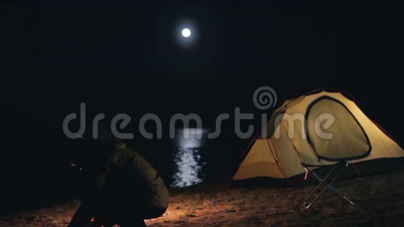 月亮升起在旅游帐篷上方视频的预览图