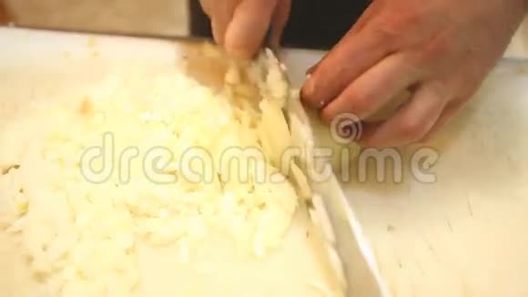 厨师在厨房里切洋葱视频的预览图