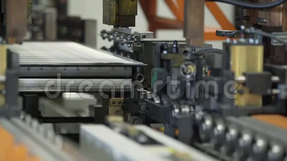 散热器制造商在工程散热器制造厂的机器人设备视频的预览图