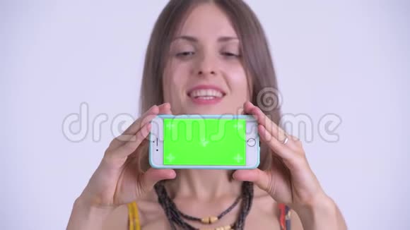 年轻漂亮的年轻时髦女郎带着电话视频的预览图