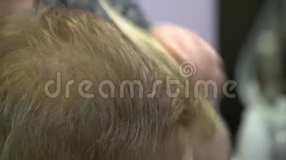 一个年轻人在理发店理发关门视频的预览图