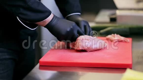 厨师在厨房切鸡肉的手视频的预览图