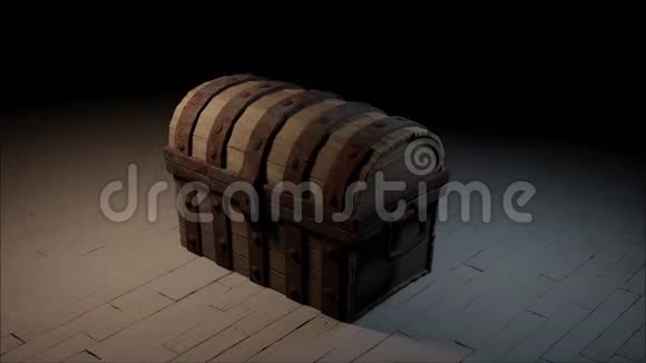 旧木头和生锈的金属胸部放在一块旧地板上地板上开着一颗胖乎乎的红心视频的预览图