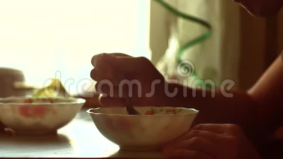 男人吃热的室内汤特写晚餐有浓烟从汤碗生活方式美味的食物视频的预览图