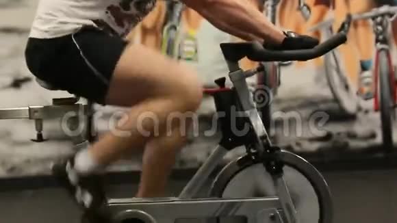 一个男人在健身房骑自行车锻炼身体视频的预览图