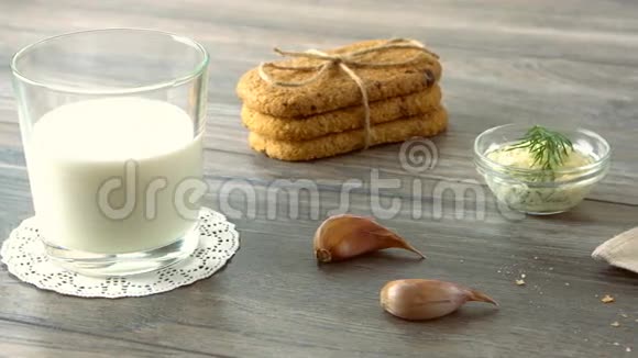 牛奶黄油饼干和新鲜的小面包放在乡村的木桌上乡村早餐视频的预览图