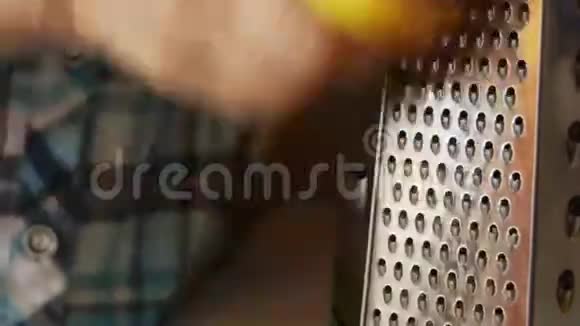 女人用烤炉擦柠檬味视频的预览图