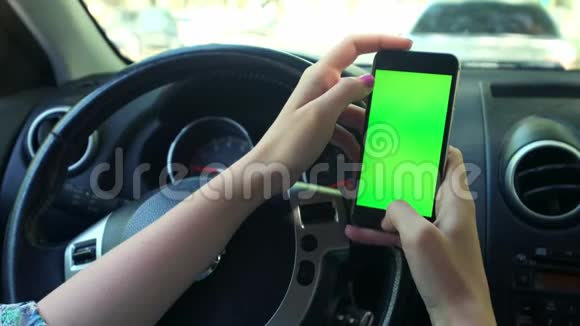 女司机特写绿屏在车上城市背景绿屏铬键4k把他的手扫过视频的预览图
