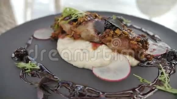 烤火鸡用土豆草药坚果和调味酱烤在盘子里视频的预览图