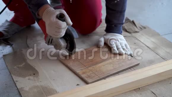 修理和装饰一个人用磨床切割瓷砖视频的预览图