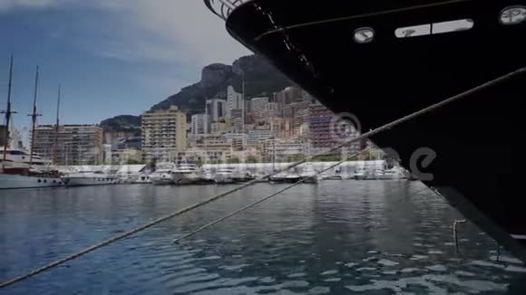 阳光明媚的摩纳哥城市蒙特卡洛镇蒙特卡洛街的游艇视频的预览图