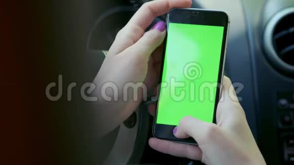女司机特写车内绿屏城市背景绿屏铬键4k把他的手扫过视频的预览图
