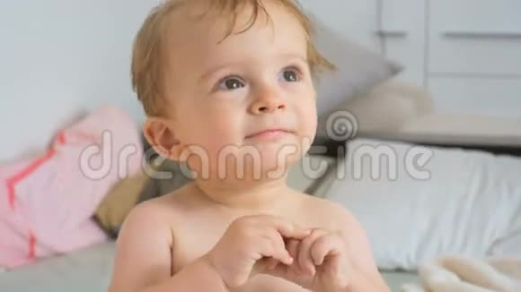 4K段可爱活泼的男婴坐在床上视频的预览图