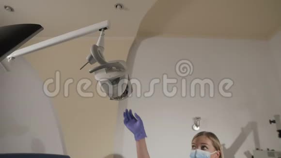 戴口罩的女性牙医视频的预览图