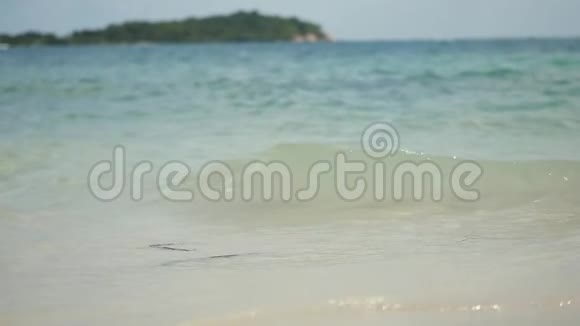 海浪轻轻拍打在宁静的沙滩上慢动作1920x1080视频的预览图
