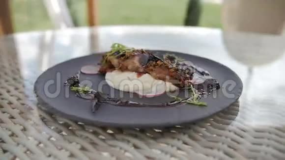 烤火鸡用土豆草药坚果和调味酱烤在盘子里视频的预览图
