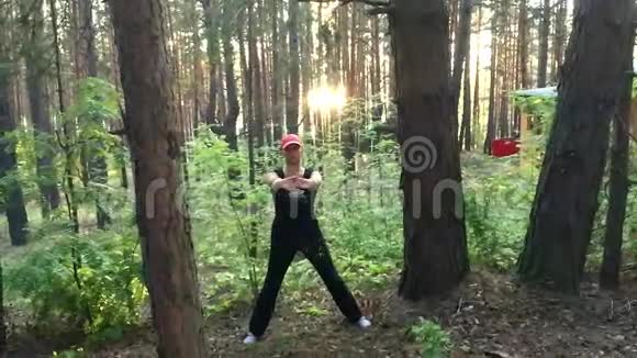 傍晚在森林中健身慢动作视频的预览图